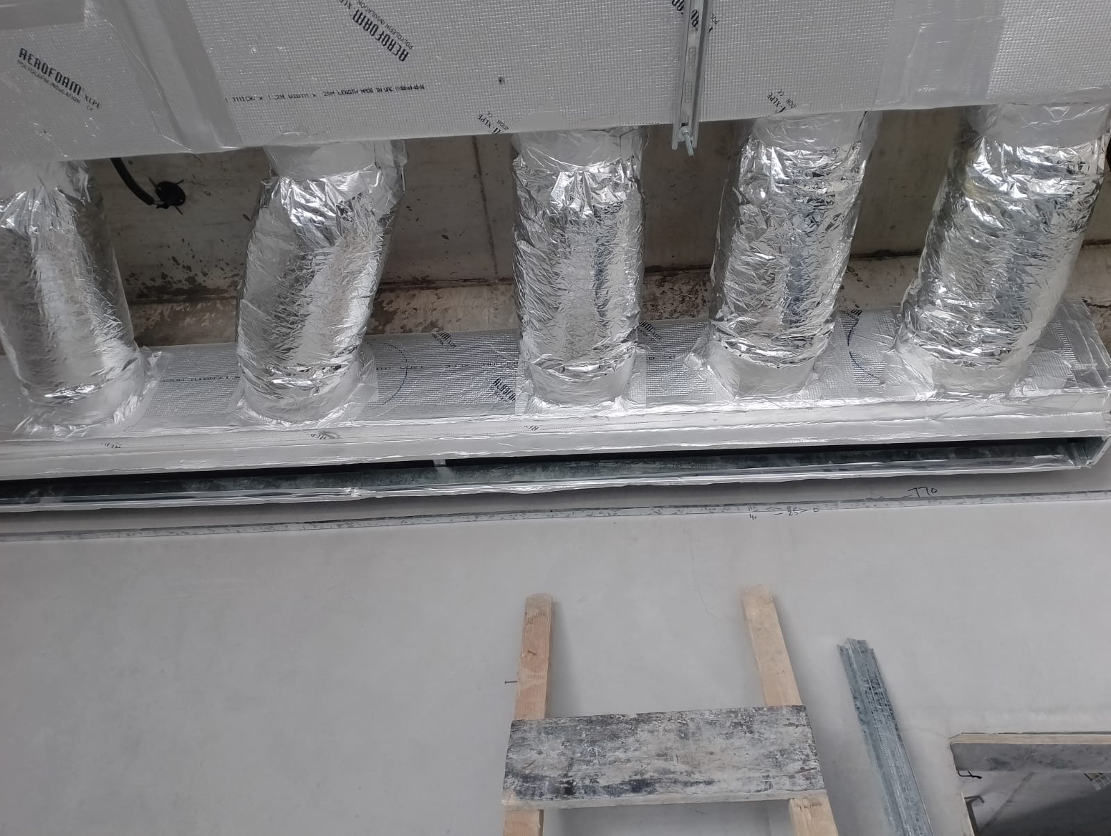 خدمات مجاري الهواء والسقف المعزولة أثناء التثبيت فوق الإطار الهيكلي. (HVAC)